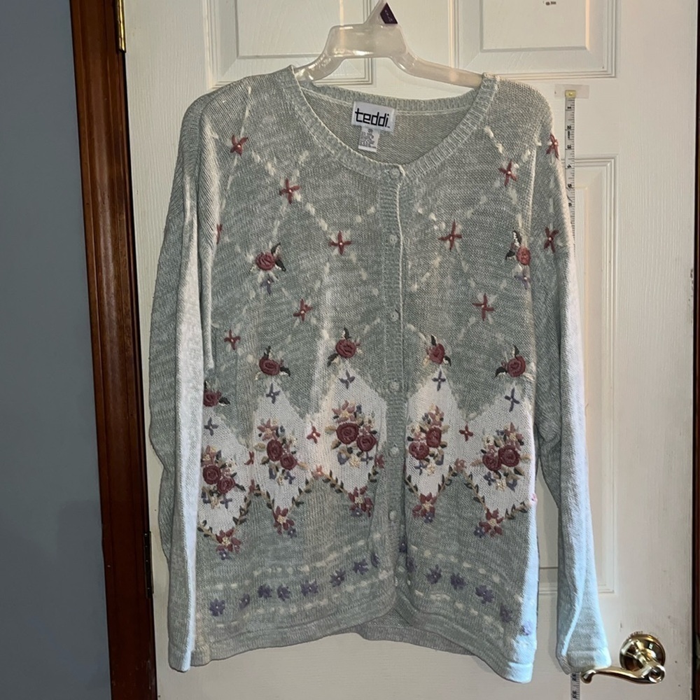 VTG-Teddi-2X-light green-floral print-button-down, embroidered, cardigan sweater